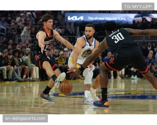 库里拉开挡拆制造空位三分效率胜单打