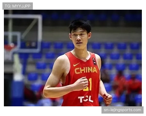 胡金秋赛季穿的拖鞋比我家地毯还贵，这日常真让人尴尬