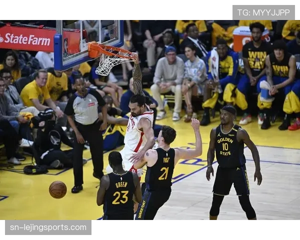 哈登以挡拆吸引内线，较上季更偏单打